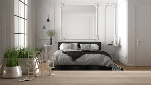 Holztisch, Schreibtisch oder Regal mit Topfgraspflanze, Hausschlüssel und 3D-Buchstaben Home Sweet Home, über klassisches Schlafzimmer mit Bett, Architektur Innenarchitektur, Kopierraum Hintergrund — Stockfoto