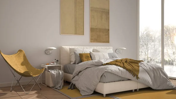 Μοντέρνο κίτρινο υπνοδωμάτιο με μινιμαλιστικό χρώμα, κρεβάτι με μαξιλάρια και κουβέρτες, παρκέ, κομοδίνο και μοκέτα. Πανοραμικό παράθυρο με χειμωνιάτικο Πανόραμα με δέντρα και χιόνι, εσωτερική διακόσμηση — Φωτογραφία Αρχείου