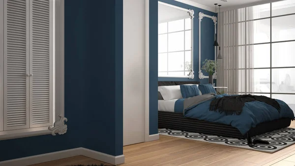 Сучасна синьо-кольорова спальня в класичній кімнаті з настінними молдингами, паркетом, двоспальним ліжком з ковдрою і подушками, мінімалістичними тумбочками, дзеркалом і декорами. Концепція дизайну інтер'єру — стокове фото
