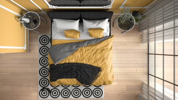 Μοντέρνο υπνοδωμάτιο με κίτρινο χρώμα σε κλασικό δωμάτιο με καλούπια τοίχου, παρκέ δάπεδο, κρεβάτι με πάπλωμα και μαξιλάρια, κομοδίνο, καθρέφτη και καλύμματα. Διακόσμηση εσωτερικών χώρων, κορυφαία θέα — Φωτογραφία Αρχείου