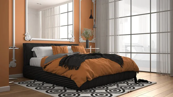 现代橙色卧室位于经典客房，配有墙壁造型、镶木地板、带羽绒被和枕头的双人床、简约床头柜、镜子和装饰。室内设计理念 — 图库照片