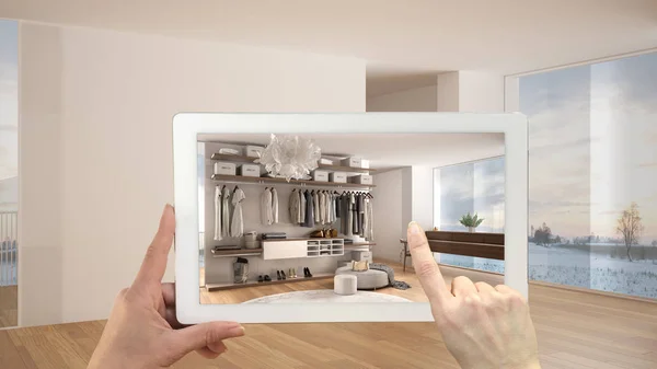 Conceito de realidade aumentada. Tablet de mão com aplicação AR usado para simular móveis e produtos de design em interior vazio com parquet, quarto de luxo com closet — Fotografia de Stock
