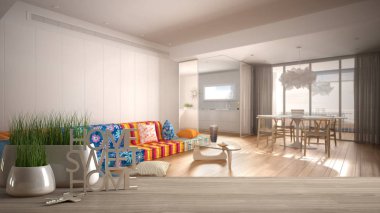Ahşap masa, masa veya raf saksı çim bitki, ev anahtarları ve 3d harfleri kelimeleri ev tatlı ev yapma, modern mutfak ve oturma odası, iç tasarım, bulanıklık arka plan üzerinde