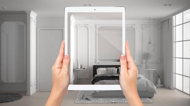 Büyük pencereli klasik yatak odası gösteren eller tutma tablet, toplam boş proje arka plan, artırılmış gerçeklik konsepti, mobilya simüle etmek için uygulama, iç tasarım ürünleri
