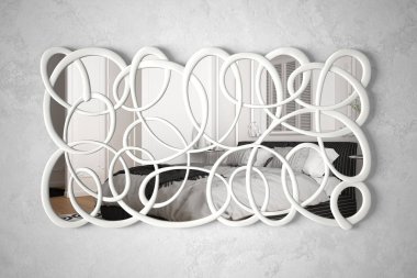 Modern bükülmüş şekil ayna iç tasarım sahnesi yansıtan duvarda asılı, parlak beyaz ve gri yatak odası, klasik lüks mimari, mimar tasarımcı konsept fikri