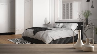 Yatak, yastık, battaniye ve parke zemin, minimalist mimari iç tasarım ile bulanık klasik lüks yatak odası üzerinde minimalist modern vazolar ile ahşap masa üst veya raf