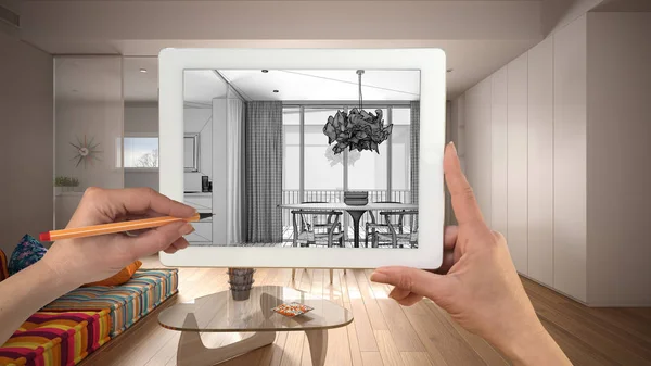 Hände halten und zeichnen auf einem Tablet, das ein modernes Wohnzimmer mit Küche mit hölzernen Details zeigt. echtes fertiges Interieur im Hintergrund, Architekturdesign-Präsentation — Stockfoto