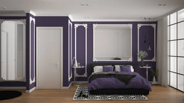 Μοντέρνο, βιολετί υπνοδωμάτιο σε κλασικό δωμάτιο με καλούπια τοίχου, παρκέ, διπλό κρεβάτι με πάπλωμα και μαξιλάρια, μινιμαλιστική κρεββατοκάμαρα, καθρέφτη και διακόσμηση. Ιδέα εσωτερικού σχεδιασμού — Φωτογραφία Αρχείου