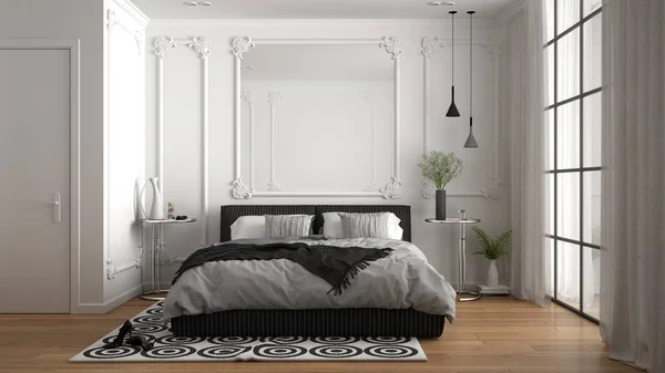 Современная белая спальня в классической комнате с настенными лепнинами, паркетным полом, двуспальной кроватью с одеялом и подушками, минималистскими тумбочками, зеркалом и декором. Концепция интерьера — стоковое фото