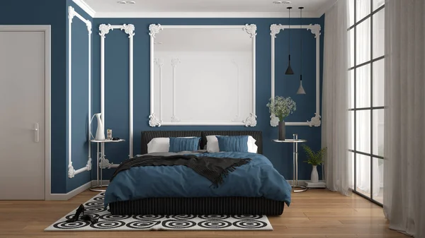 Современная спальня синего цвета в классической комнате с настенными лепнинами, паркетом, двуспальной кроватью с одеялом и подушками, минималистскими тумбочками, зеркалом и декором. Концепция интерьера — стоковое фото