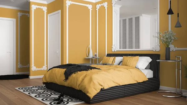 Dormitorio moderno de color amarillo en habitación clásica con molduras de pared, parquet, cama doble con edredón y almohadas, mesitas de noche minimalistas, espejo y decoraciones. Concepto de diseño interior —  Fotos de Stock