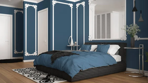 Modernes blaues Schlafzimmer im klassischen Zimmer mit Wandleisten, Parkett, Doppelbett mit Bettdecke und Kissen, minimalistischen Nachttischen, Spiegel und Dekoren. Raumkonzept — Stockfoto