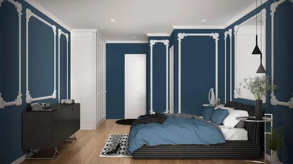 Современная спальня синего цвета в классической комнате с настенными лепнинами, паркетом, двуспальной кроватью с одеялом и подушками, минималистскими тумбочками, зеркалом и декором. Концепция интерьера — стоковое фото
