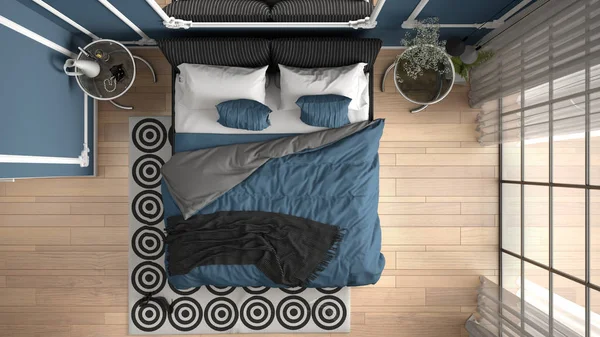 Moderno quarto de cor azul no quarto clássico com molduras de parede, piso em parquet, cama com edredão e travesseiros, mesas de cabeceira, espelho e decorações. Conceito de design de interiores, vista superior — Fotografia de Stock