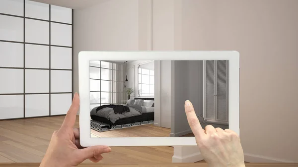 Concept de réalité augmentée. Tablette portative avec application AR utilisée pour simuler des meubles et des produits design dans un intérieur vide avec parquet, chambre moderne blanche et grise — Photo