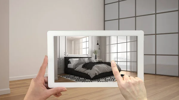 Augmented Reality concept. Hand vasthouden tablet met ar toepassing gebruikt voor het simuleren van meubels en design producten in lege interieur met parketvloer, moderne witte en grijze slaapkamer — Stockfoto