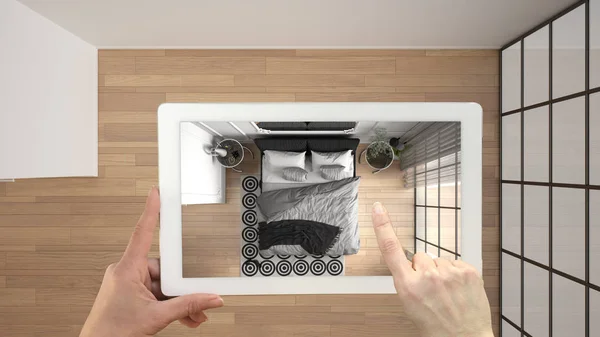 Concept de réalité augmentée. Tablette portative avec application AR utilisée pour simuler des meubles et des produits design dans un intérieur vide avec parquet, chambre moderne, vue de dessus, plan, ci-dessus — Photo