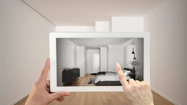 Conceito de realidade aumentada. Tablet de mão com aplicação AR usado para simular móveis e produtos de design em interior vazio com piso em parquet, quarto moderno branco e cinza — Fotografia de Stock
