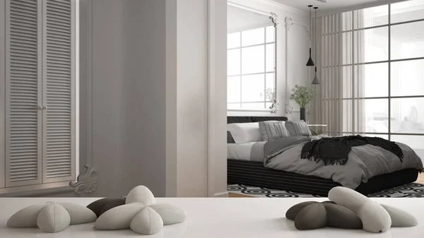 Λευκό τραπέζι, επιφάνεια εργασίας ή ράφι με πέντε μαλακά λευκά μαξιλάρια σε σχήμα αστεριών ή λουλουδιών, πάνω από θαμπό υπνοδωμάτιο με μαξιλάρια και παράθυρο, μινιμαλιστική αρχιτεκτονική εσωτερική ιδέα σχεδιασμού — Φωτογραφία Αρχείου