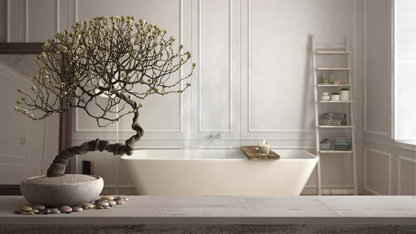 Çakıl ve saksı çiçek bonsai, beyaz çiçekler, İskandinav banyo, modern iç tasarım, otel, spa, zen temiz mimari konsept fikir üzerinde Vintage ahşap masa raf — Stok fotoğraf