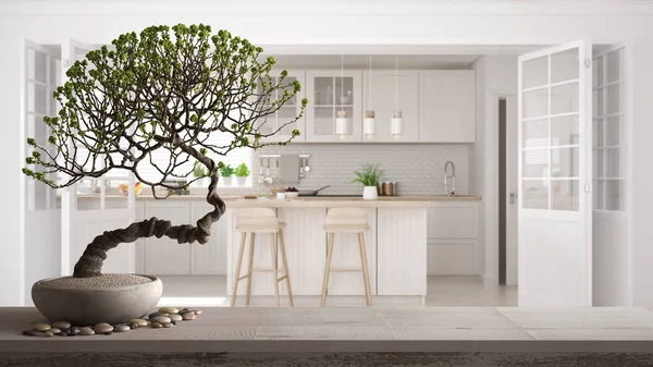 Vintage drewniana półka stołowa z żwirowym i doniczkowa kwitnąć bonsai, białe kwiaty, ponad minimalistyczny biały i drewniana kuchnia, nowoczesny wystrój wnętrz, Zen czystej architektury koncepcji pojęcia — Zdjęcie stockowe