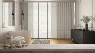 Mumlar ve çakıl taşları ile Ahşap vintage masa üst veya raf, zen ruh hali, küvet, halı ve pencere, parke zemin, mimari iç tasarım ile minimalist lüks banyo üzerinde