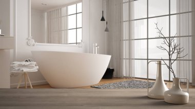 Panoramik pencere, halı ve küvet, minimalist mimari iç tasarım ile bulanık minimal lüks banyo üzerinde minimalist modern vazolar ile ahşap masa üst veya raf