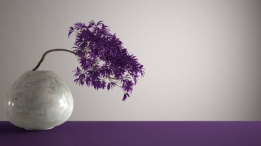 Yuvarlak mermer vazo ve saksı bonsai, mor yaprakları, fotokopi alanı ile beyaz arka plan, zen konsept iç tasarım ile Mor mat masa raf