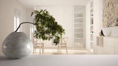 Yuvarlak mermer vazo ve saksı bonsai, yeşil yaprakları ile beyaz paspas masa raf, yemek masası ile minimalist mutfak üzerinde, modern iç tasarım, zen temiz mimari konsept fikir
