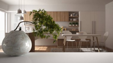 Yuvarlak mermer vazo ve saksı bonsai, yeşil yaprakları ile beyaz paspas masa raf, yemek masası ile minimalist mutfak üzerinde, modern iç tasarım, zen temiz mimari konsept fikir