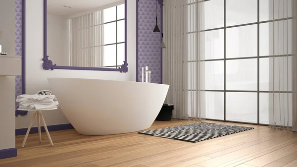 Moderno baño blanco y púrpura en habitación clásica, molduras de pared, suelo de parquet, bañera con alfombra y accesorios, lavabo minimalista y decoraciones, lámparas colgantes. Concepto de diseño interior —  Fotos de Stock