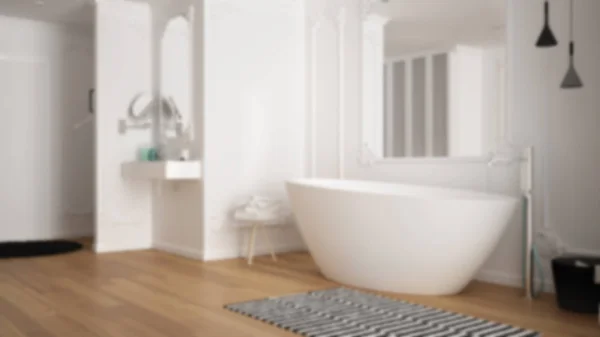 Fond flou design intérieur : salle de bains moderne blanche dans la chambre classique avec moulures murales, parquet, baignoire avec tapis, évier minimaliste et décors, lampes suspendues — Photo