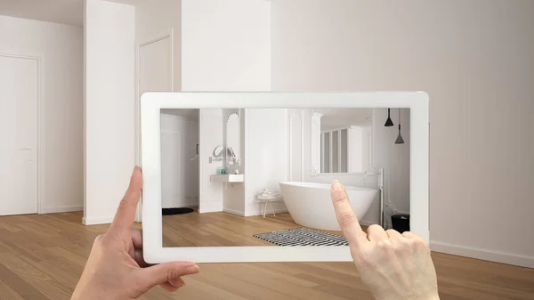 Conceito de realidade aumentada. Tablet de mão com aplicação AR usado para simular móveis e produtos de design em interior vazio com piso em parquet, banheiro moderno com banheira — Fotografia de Stock