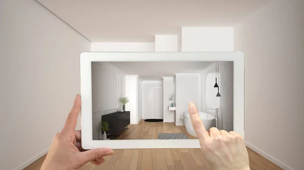 Concept de réalité augmentée. Tablette de maintien de la main avec application AR utilisée pour simuler des meubles et des produits de design à l'intérieur vide avec parquet, salle de bains moderne avec baignoire — Photo