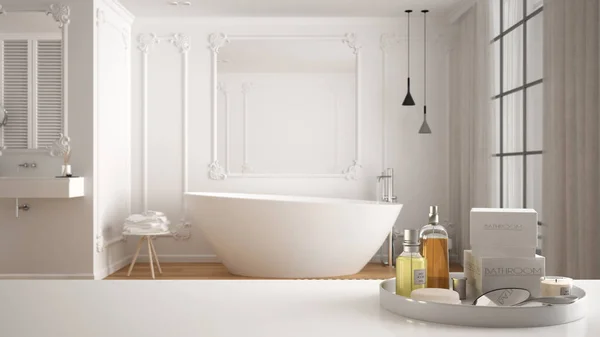 水疗，酒店浴室概念。白色桌面或搁板，带沐浴配件、洗浴用品、模糊奢华简约浴室、现代建筑室内设计 — 图库照片