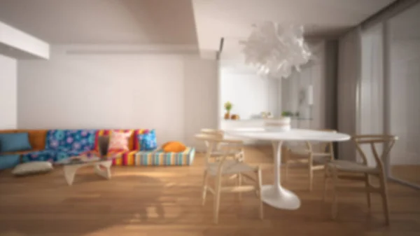 Projeto de interiores de fundo Blur: sala de estar minimalista com cozinha e mesa de jantar, sofá com almofadas, mesa de café, lâmpada pingente, janela panorâmica, conceito de arquitetura moderna — Fotografia de Stock