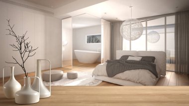 Minimalist modern vazolarla kaplı ahşap masa veya raf bulanık modern yatak odasının üzerinde büyük panoramik pencere, banyo ve parke zemin, minimalist iç mimari tasarım