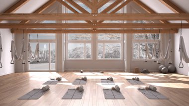 Boş yoga stüdyosu iç tasarımı, hamak, minder, yastık ve aksesuar, ahşap döşeme ve çatı, yoga pratiği için hazır, meditasyon, kış manzaralı panoramik pencere