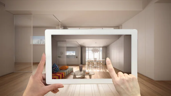Augmented Reality Konzept. Handhalterung Tablet mit AR-Anwendung zur Simulation von Möbeln und Designprodukten im leeren Innenraum mit Parkett, modernes weißes Wohnzimmer mit Küche — Stockfoto