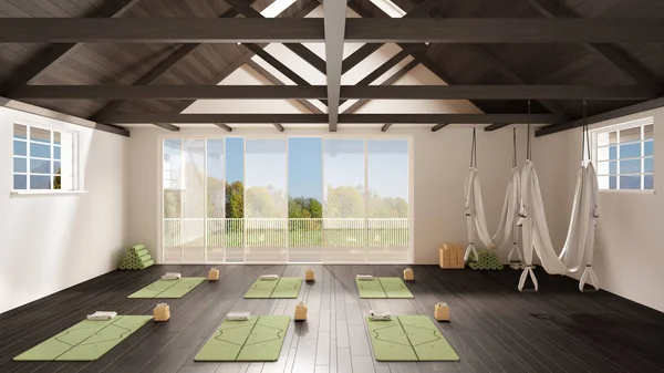 Estúdio de ioga vazio design de interiores, espaço aberto mínimo com esteiras, redes e acessórios, piso cinza de madeira e telhado, pronto para a prática de ioga, janela panorâmica com panorama de verão — Fotografia de Stock