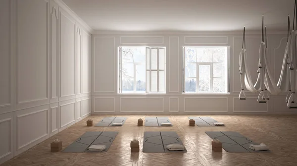 Diseño interior de estudio de yoga vacío, espacio clásico minimalista, suelo de parquet, paredes con estuco, esteras y accesorios, listo para la práctica de yoga, meditación, ventana panorámica, vista de invierno —  Fotos de Stock