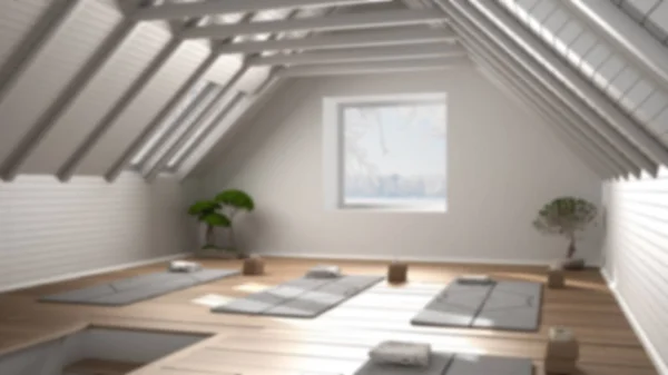 Diseño interior de fondo desenfoque: estudio de yoga vacío, espacio abierto mínimo con bonsái, esteras y accesorios, piso y techo de madera, listo para la práctica de yoga, meditación, ventana — Foto de Stock