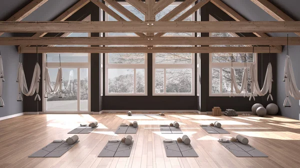 Studio de yoga vide design d'intérieur, espace avec hamac, tapis, oreillers et accessoires, plancher et toit en bois, prêt pour la pratique du yoga, méditation, fenêtre panoramique avec panorama d'hiver — Photo