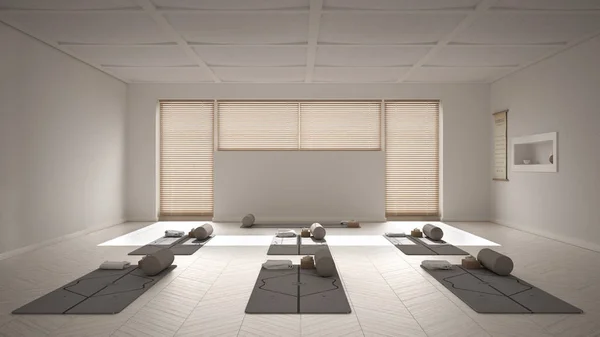 Estudio de yoga vacío de diseño interior, espacio abierto con esteras, almohadas y accesorios, persianas venecianas de bambú, parquet de espiga, ventana grande, listo para la práctica de yoga, sala de meditación — Foto de Stock