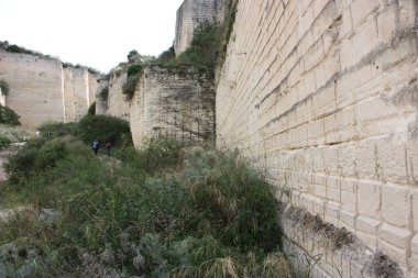Monteleone 'deki terk edilmiş karst mağarası Rocca Doria, Sardinya, İtalya