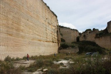 Monteleone 'deki terk edilmiş karst mağarası Rocca Doria, Sardinya, İtalya