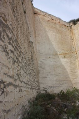 Monteleone 'deki terk edilmiş karst mağarası Rocca Doria, Sardinya, İtalya
