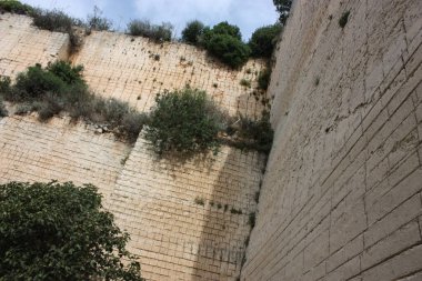 Monteleone 'deki terk edilmiş karst mağarası Rocca Doria, Sardinya, İtalya