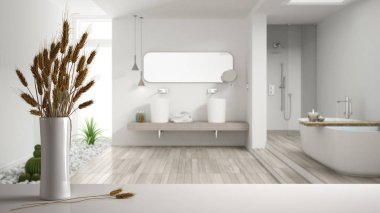 Beyaz masa üstünde ya da rafta pipetler, kuru bitkiler, süs, kulaklar, çarşaf, vazo dalı, küvet, parke ve dekorlarla dolu beyaz banyo, modern minimal iç tasarım.