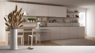 Beyaz masa üstünde ya da rafta pipetler, kuru bitkiler, süs, kulaklar, çarşaf, vazo dalları, aksesuarlı ahşap ve beyaz mutfak, modern iç tasarım